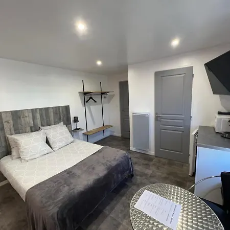 Aux Charmes 1 Bed and Breakfast Isques
