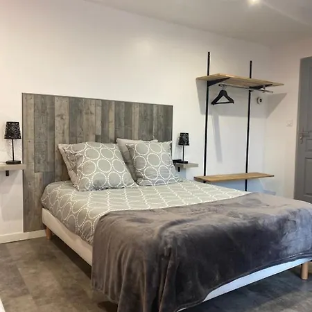 Aux Charmes 1 Bed and Breakfast *