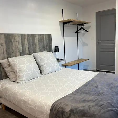 Aux Charmes 1 Bed and Breakfast *