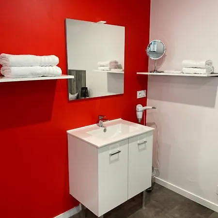 Aux Charmes 1 Bed and Breakfast
