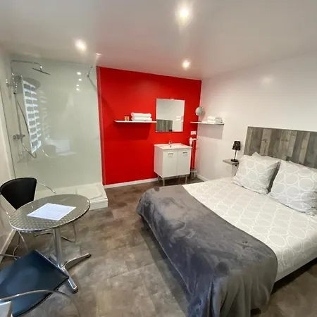 Aux Charmes 1 Bed and Breakfast *